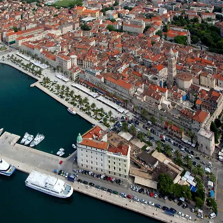 Emperor's Chambers Luxury 아파트 *